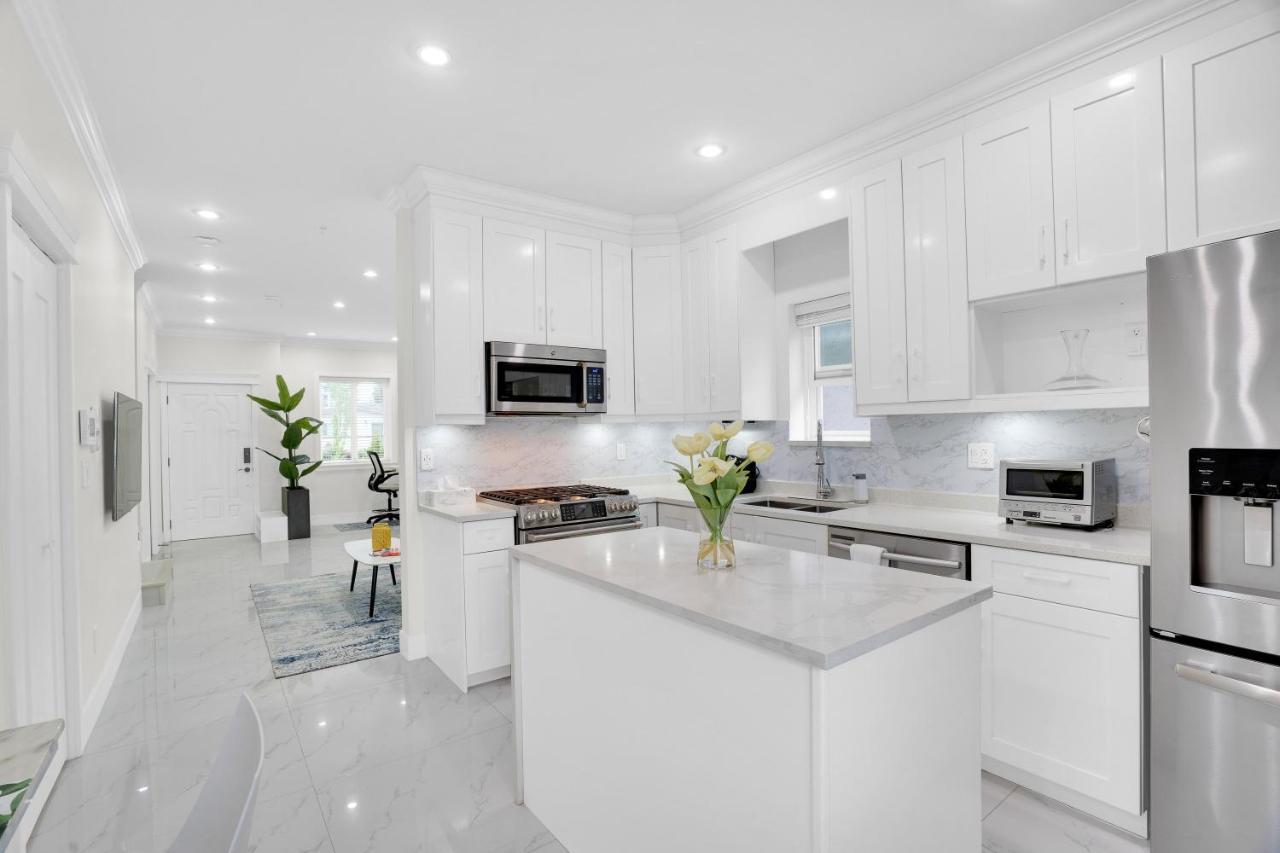 Family-Friendly, 3 Bed House - Private Backyard-Central Location แวนคูเวอร์ ภายนอก รูปภาพ
